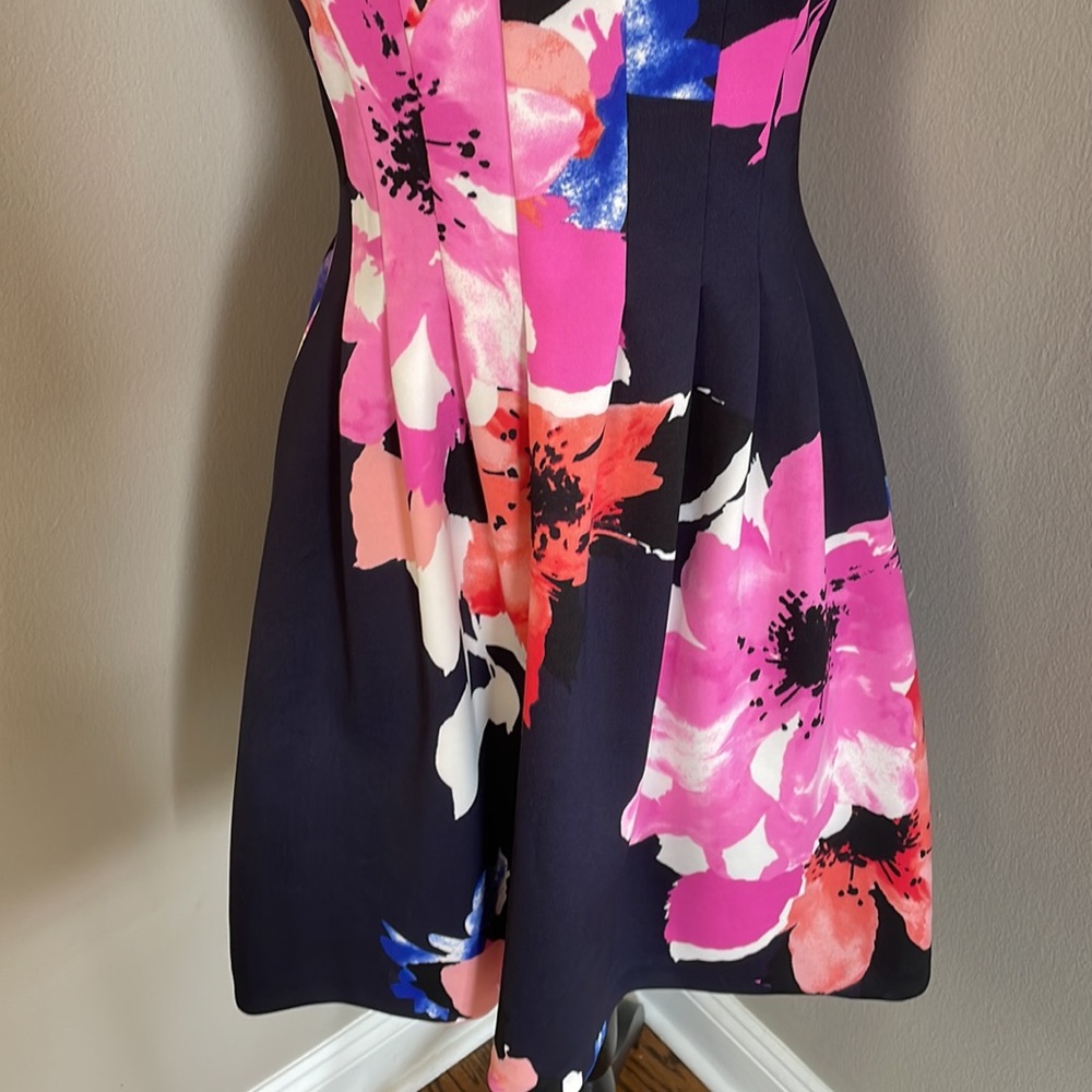 Vince Camuto neoprene floral dress with pockets - Picture 3 of 8
